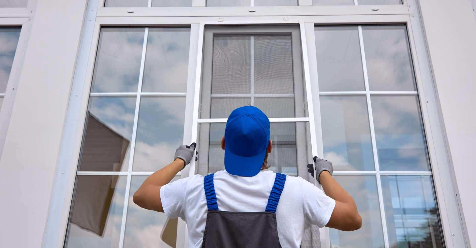 Installer Fitting Storm Door